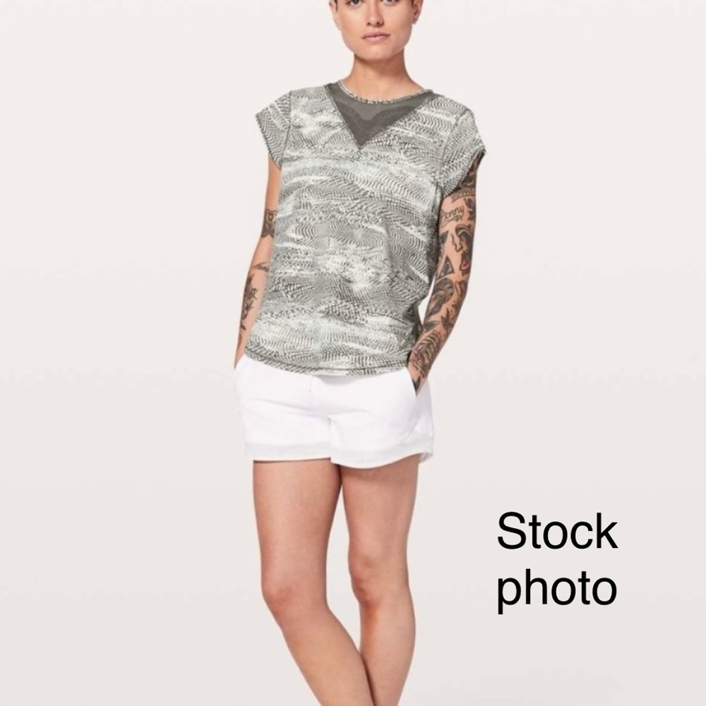 BNWOT LULULEMON SNAKE PRINT ATHLETIC TOP